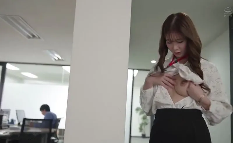 Bí ẩn đằng sau cô nhân viên khuôn mặt lạnh lùng, thực chất là "nữ hoàng dâm đãng"